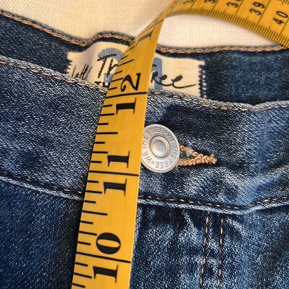 Free People We The Free Loving Good Vibrations Cutoffs- Mid Indiago- Size 31-NWT - Picture 10 of 12
